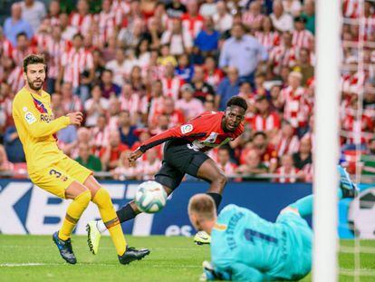 Ter Stegen despeja el remate de Williams ante la mirada de Piqué. 