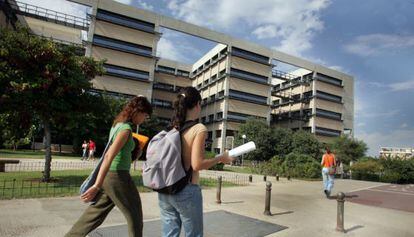 Estudiantes universitarios en un campus de la Universitat de València.