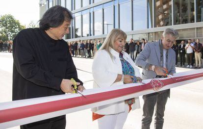 Nick Hayek, consejero delegado de Swatch Group, Nayla Hayek, presidenta del consejo y el arquitecto nipón Shigeru Ban, cortan la cinta inaugural.