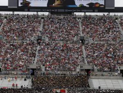 Barack Obama reflejado en la pantalla del campo de fútbol de la Universidad de Ohio State mientras pronuncia su discurso de graduación.