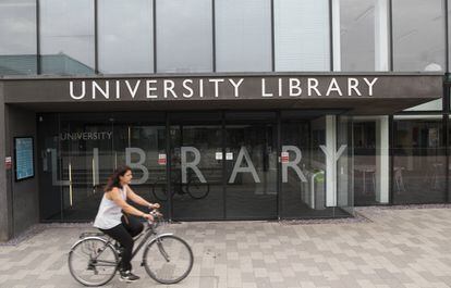 Una estudiante pasa en bicicleta delante de la Universidad de Lincoln, al norte de Inglaterra.