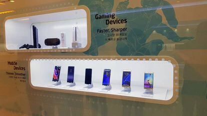 Evolución de dispositivos de juego y móviles expuestos en el Samsung Innovation Museum de Suwon (Corea del Sur)