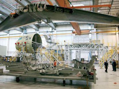 Montaje del estabilizador horizontal de un Airbus en una fábrica de Aernnova.