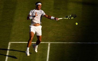 Nadal devuelve una pelota contra Young.