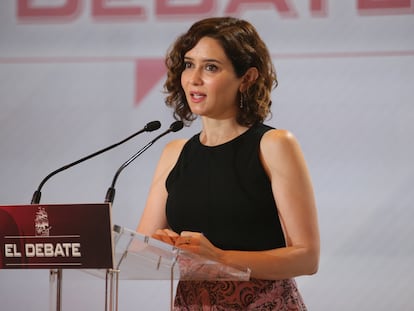 La presidenta de la Comunidad de Madrid, Isabel Díaz Ayuso, interviene en un desayuno informativo organizado por el diario digital El Debate, en el Hotel Westin Palace, a 23 de mayo de 2022.