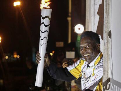 Pel&eacute; sostiene la antorcha ol&iacute;mpica.