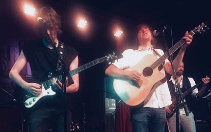 Daniel McGeever (a la derecha), ayer, en el Café Berlín de Madrid. 