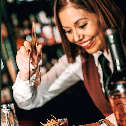 Terry Terrazas prepara uno de sus cócteles.