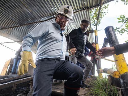 El presidente electo, Gustavo Petro, ingresa a la mina de carbón El Pino, junto los mineros del municipio de Paipa, Boyacá, para hablar sobre la transición energética, el 6 de Junio de 2022.