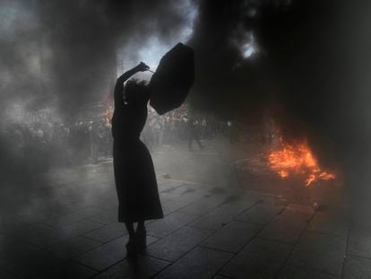 Una mujer grita consignas contra el acuerdo del gobierno argentino con el FMI sobre la deuda durante una manifestación el 10 de marzo de 2022, en Buenos Aires.