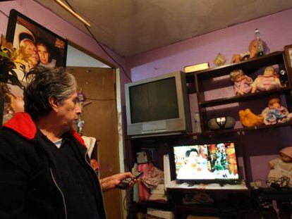 Una mujer observa su televisión digital, en la Ciudad de México.