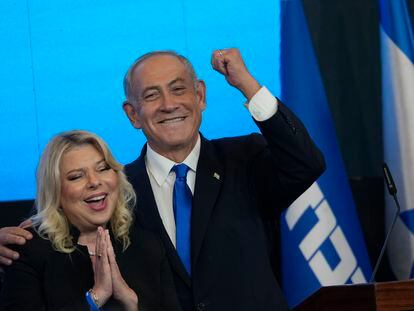 Netanyahu celebra con su esposa Sara su triunfo electoral, en la sede de su partido en Jerusalén.