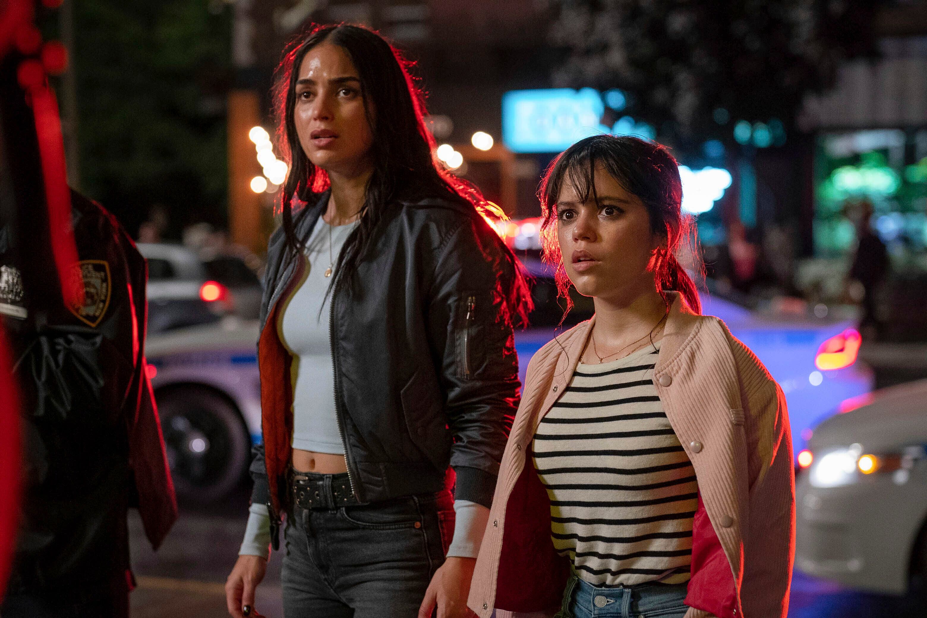 Melissa Barrera (izquierda) y Jenna Ortega (derecha), en una escena de 'Scream 6'.