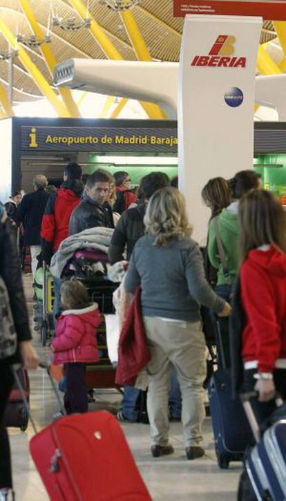 Pasajeros en el aeropuerto de Barajas este lunes en una nueva jornada de huelga de los pilotos de Iberia.