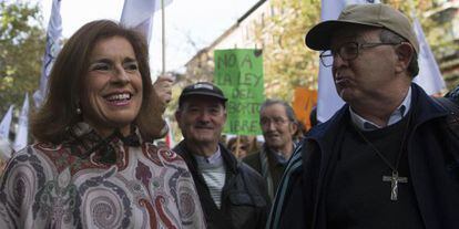 Ana Botella al costat d'un religiós durant la manifestació.