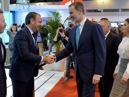 El Rey Felipe VI saluda al consejero delegado de Meliá, Gabriel Escarrer, en el stand de la cadena en Fitur.