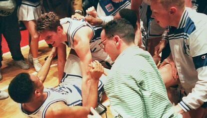 Christian Laettner celebra la victòria amb els seus companys.