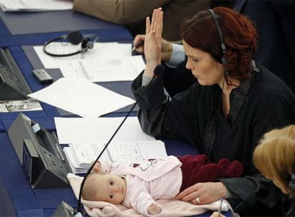 La eurodiputada Hanna Dahl vota en el pleno del Parlamento.