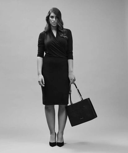 EL NUEVO 'LITTLE BLACK DRESS'. Lorena lleva vestido negro con escote cruzado de LAUREN WOMAN (139 €), bolso negro con efecto serpiente de GLORIA ORTIZ, (79 €) y salones negros de serraje de NINE WEST (99 €); pendientes de aro plateados de EL CORTE INGLÉS (9,95 €). TODO EN EL CORTE INGLÉS.