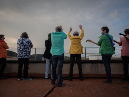 El grupo Los Manolos rindió homenaje a los sanitarios con un concierto en la azotea del Hospital de la Vall d'Hebron en Barcelona, el pasado 23 de abril.