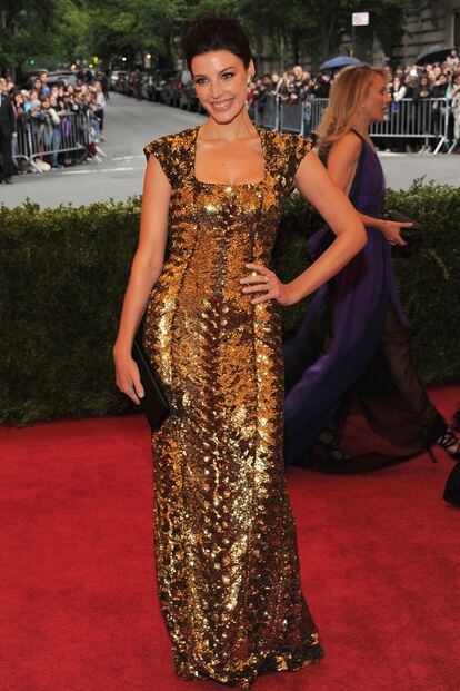 Jessica Pare con un Versace dorado.