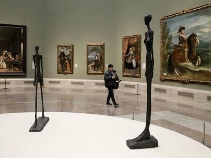 'Hombre que camina II' y 'Mujer grande', de Alberto Giacometti, en la sala de 'Las meninas' del Museo del Prado, en Madrid. 