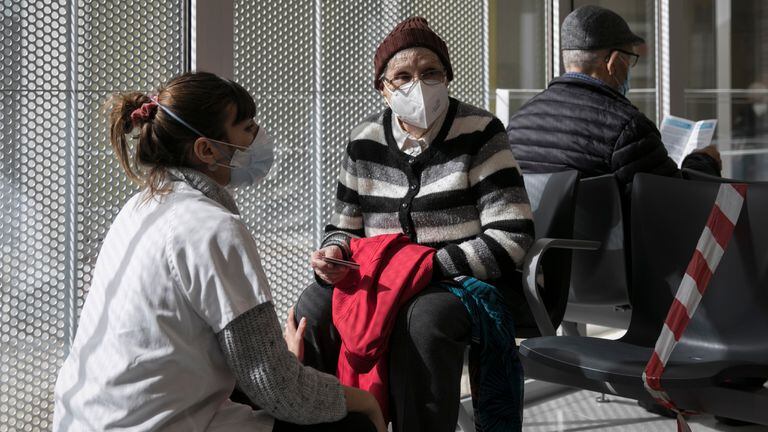 Vacunación contra covid-19 para mayores de 80 años en Cap Roger en el distrito de Sants-Les Corts (Barcelona) este lunes.