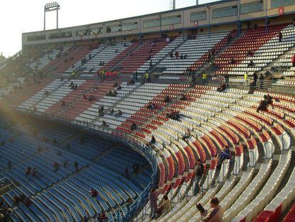 La arquitectura del estadio, su imagen, su empaque, de los que solo quedarán imágenes, siempre han sido peculiares y a la vez brillantes. La foto, correspondiente a un Atlético-Barcelona jugado el 1 de marzo de 2009, retrata a un puñado de aficionados madrugadores.