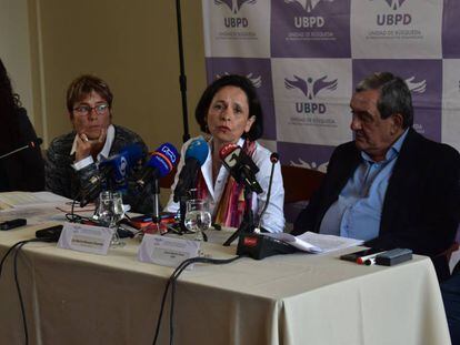 Mulan Giovannini, del CICR; Luz Marina Monzón, de la UBPD; y Mauricio Jaramillo, del partido FARC.