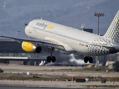 Un avió de Vueling aterrant a l'aeroport de Barcelona.