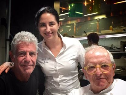 Anthony Bourdain junto a Elena y Juan Mari Arzak en una cena en Arzak en octubre de 2016.