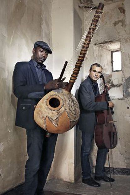 Los músicos Ballaké Sissoko y Vincent Segal.