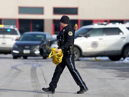Un agente de policía fuera del centro educativo en Des Moines, en Iowa, tras el tiroteo.