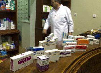 Muestras de medicamentos por principio activo en una farmacia de Sevilla.