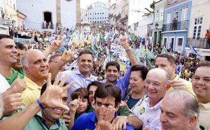 El candidato conservador, A&eacute;cio Neves, en un acto este viernes en Salvador de Bah&iacute;a (Brasil). 