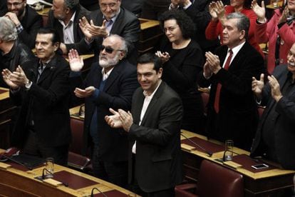 Alexis Tsipras (centro), l&iacute;der de Syriza, ayer en el Parlamento.