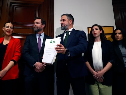 El presidente de Vox, Santiago Abascal (en el centro, mostrando un documento), acompañado por su portavoz en el Cámara Baja, Iván Espinosa de los Monteros (a su derecha), entre otros parlamentarios, en el registro de su moción de censura en el Congreso, este lunes.