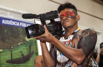 Jailson Juruna, de la aldea Muratu, usa la cámara para documentar las reuniones públicas y registrar los compromisos asumidos por los "blancos".