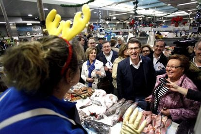 El presidente de la Xunta, Alberto Núñez Feijóo (del PP), durante su paseo por A Coruña en el último día de campaña electoral, donde visitó el mercado de la Plaza de Lugo.