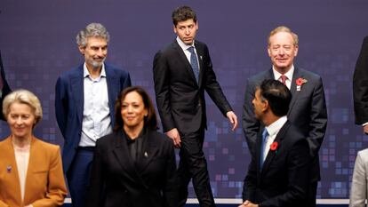 El consejero delegado de OpenAI, Sam Altman, ante la mirada del primer ministro británico, Rishi Sunak, y en presencia de la vicepresidenta de EE UU Kamala Harris y de la presidenta de la Comisión Europea, Ursula von der Leyen, en la conferencia sobre seguridad de la IA celebrada en Bletchley Park, en el Reino Unido, el 2 de noviembre.