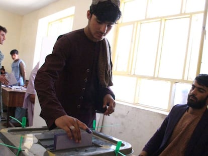 Un afgano vota durante las elecciones parlamentarias, el sábado en Helmand.