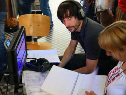 El director Mikel Rueda en el rodaje de 'A escondidas' en Bilbao.