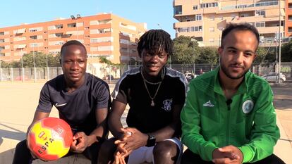 De dcha. a izq. Cece Moussa, Amadou Sara Bah y Mahmmoud Ahmed, miembros del equipo de fútbol de CEAR Alicante.