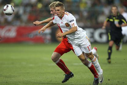 Deulofeu es empujado por el checo Kalas en la final del Campeonato de Europa sub 19.