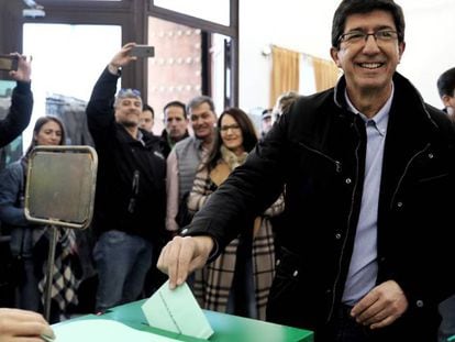 Votaci&oacute;n de Juan Mar&iacute;n, l&iacute;der de Ciudadanos en Andaluc&iacute;a, vota en las elecciones auton&oacute;micas del 2 de diciembre.
