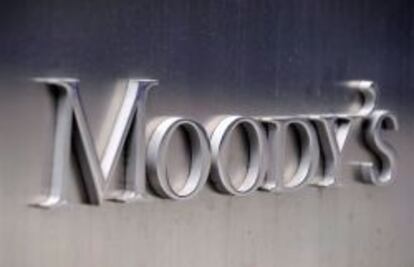 Logo de la agencia de calificaci&oacute;n Moody&#039;s en la fachada de su sede en Nueva York (EEUU).