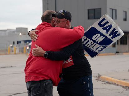 Dos trabajadores de un piquete de la planta de montaje de Ford en Wayne (Michigan).