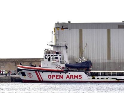 Vista de uno de los dos barcos de 'Open Arms', que han entrado a las 8.58 horas en el puerto de Palma / En vídeo, el 'Open Arms' llega a Palma de Mallorca (ATLAS)