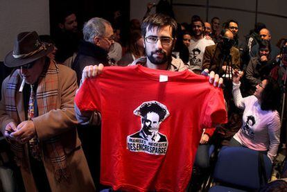 Un joven muestra una camiseta contra las tensiones políticas.