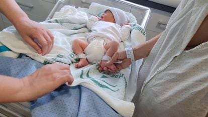 Un recién nacido en un hospital, en una foto de archivo.